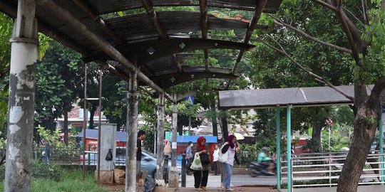 Memprihatinkan, Begini Kondisi Jalur Khusus Pejalan Kaki di Kampung Rambutan