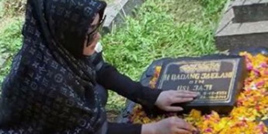 Siap Menikah Dengan Reino Barack, Syahrini Ziarah Ke Makam Papanya Sambil Minta Restu