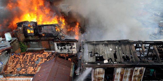 Pria Bakar Diri Dalam Rumah, Istri dan Anak Ikut Tewas Terbakar