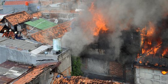 Suami Bakar Diri Dalam Rumah Larang Istri dan Anak Keluar saat Api Berkobar