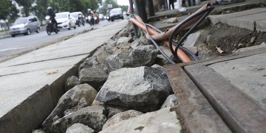 Pembongkaran Gorong-gorong di Jalan Hayam Wuruk Menyisakan Kerikil dan Batu