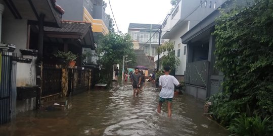 Turap Ambruk, Permukiman di Depok Terendam Banjir