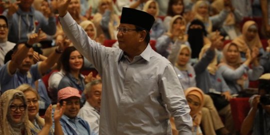 Prabowo Ajak Ibu-ibu Jaga TPS Sambil Bawa Lontong