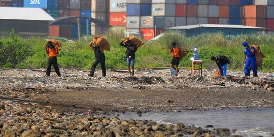 Hari Peduli Sampah Nasional, Ribuan Orang Bersihkan Pantai Semarang