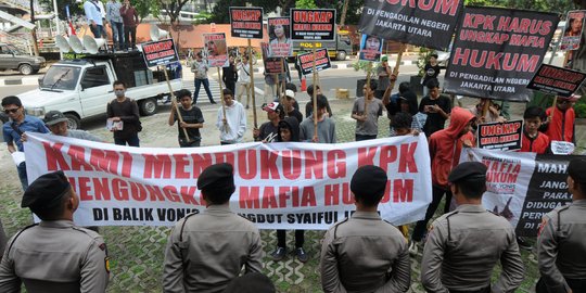 Geruduk KPK, Massa Tuntut KPK Panggil Para Hakim Terlibat Aktor Mafia Hukum