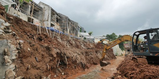 Kondisi Turap Setinggi 20 Meter Ambruk di Kali Jantung