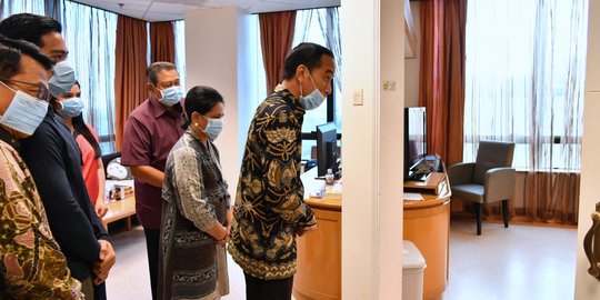 Jokowi Jenguk Ani Yudhoyono di Singapura