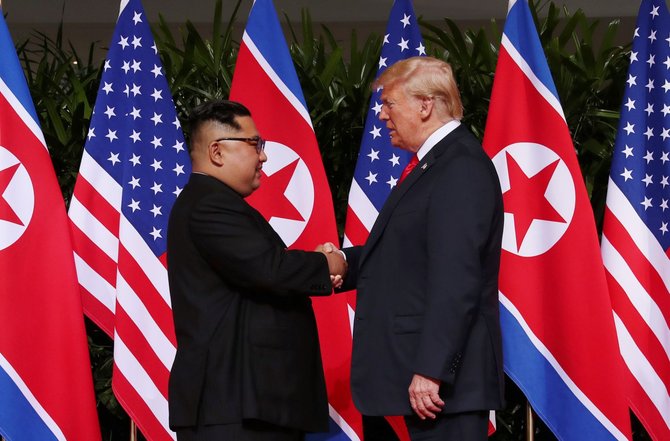 kim jong un bersalaman dengan trump