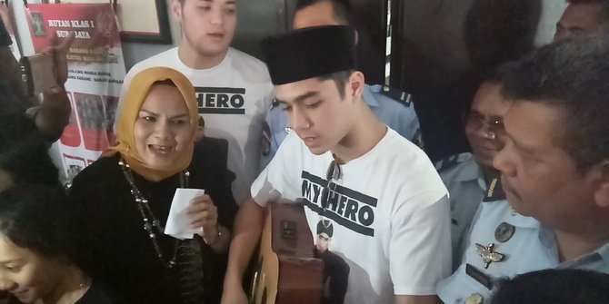 Ahmad Dhani Dipenjara, Al Tulis Curhat Berjudul Hadapi Dengan Senyuman