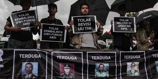 Aksi Kamisan Tolak Dwifungsi TNI