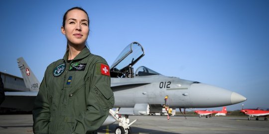 Cantiknya Pilot Jet Tempur Wanita Pertama Swiss