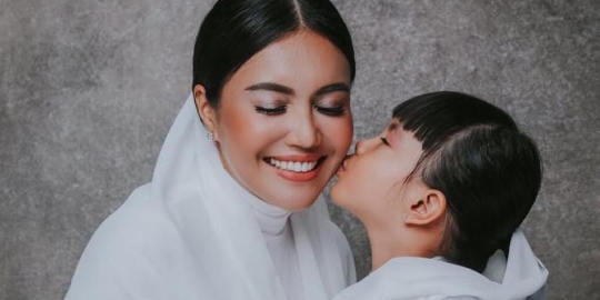 Bikin Terharu, Denada Unggah Video Presiden Jokowi Jenguk Shakira
