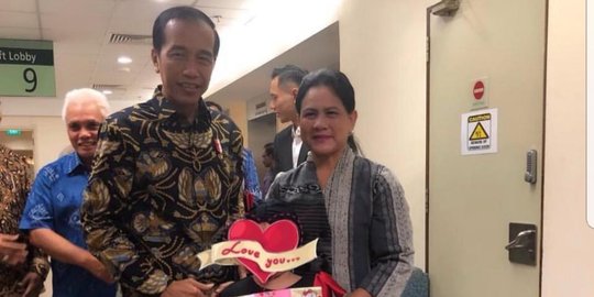 Jenguk Anak Denada di Singapura, Jokowi Beri Kado Tas