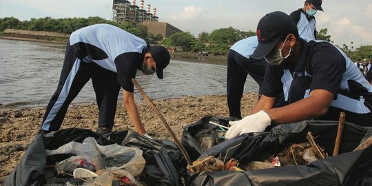 Peringati Hari Peduli Sampah Nasional PT KS Bersihkan Pantai Kawasan Industri
