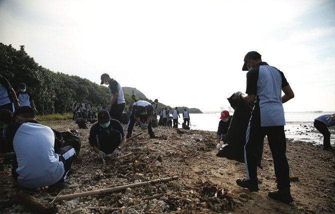 pt ks bersihkan pantai kawasan industri