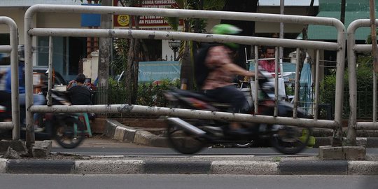 Pagar Pembatas Jalan Prof. DR. Soepomo Rusak