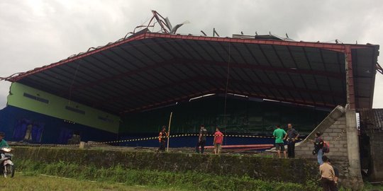 Pohon Tumbang dan Rumah Rusak Akibat Angin Kencang Disertai Hujan Es di Sleman