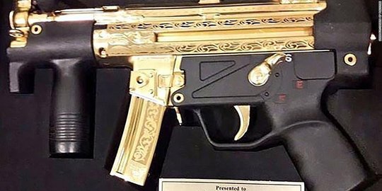 Pangeran MBS Dihadiahi Senapan Mesin Berlapis Emas oleh Senator Pakistan