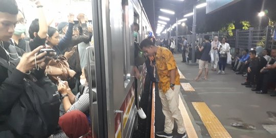 KRL Gangguan Operasional, Penumpang ke Bogor Menumpuk