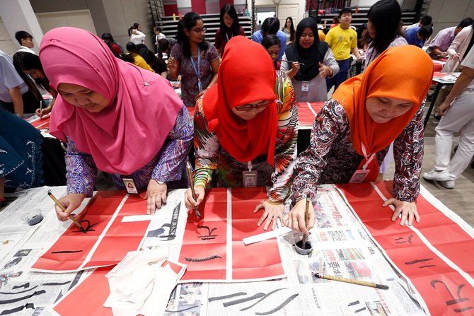 ratusan guru malaysia bikin kaligrafi cina