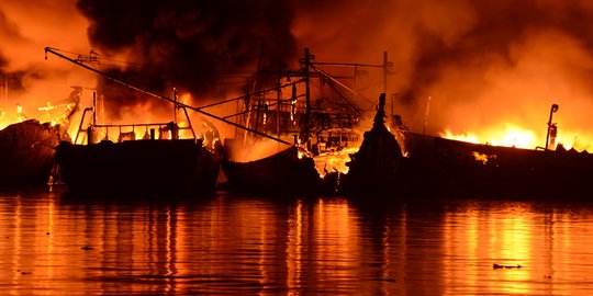 Hingga Malam, Kebakaran Kapal-kapal Tradisional di Muara Baru Belum Padam