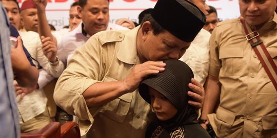 Prabowo Terharu Membaca Isi Surat Gendis, Bocah Kelas 3 SD yang Memberinya Celengan