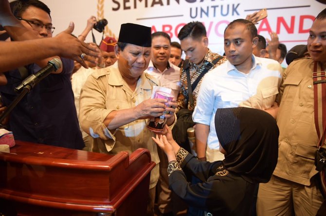 prabowo dapat celengan dan surat dari anak kecil di medan