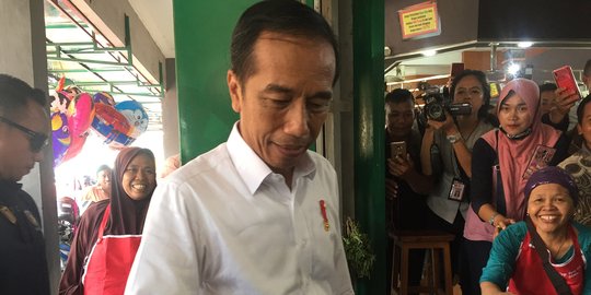 Blusukan ke Pasar Pelem Gading Cilacap, Jokowi Beli 10 Kg Beras