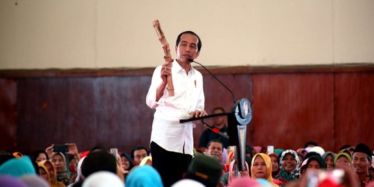 Jokowi Dapat Bambu Pethuk Sakti Dari Warga Cilacap Merdeka Com