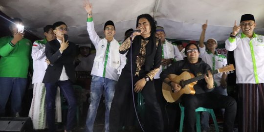Charly Setia Band Hibur Ribuan Santri Dalam Acara Istigosah Akbar
