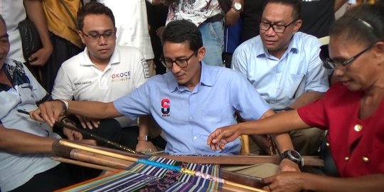 Perhatikan UMKM, Sandiaga Belajar Tenun Bersama Emak-Emak di NTT