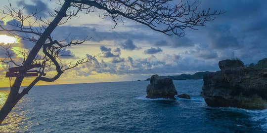 meresapi sunset terindah di 5 pantai kota malang