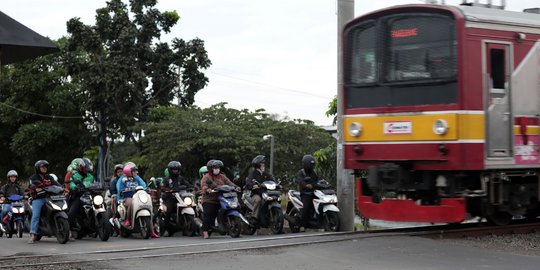 Perlintasan Kereta Tanpa Palang Pintu di Rawa Buaya Bahayakan Pengendara