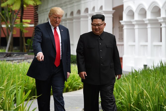 kim jong un dan trump jalan jalan santai