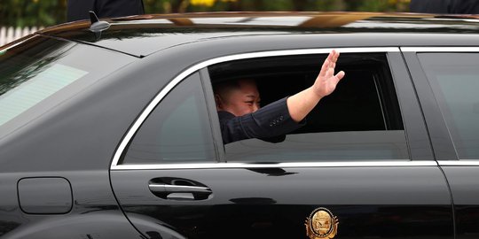 Kim Jong-un Tertangkap Kamera Sedang Merokok di Stasiun Kereta di China