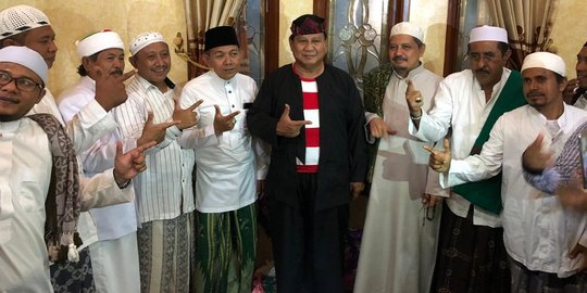 Bertemu Kiai di Madura, Prabowo Diberi Baju Sakera