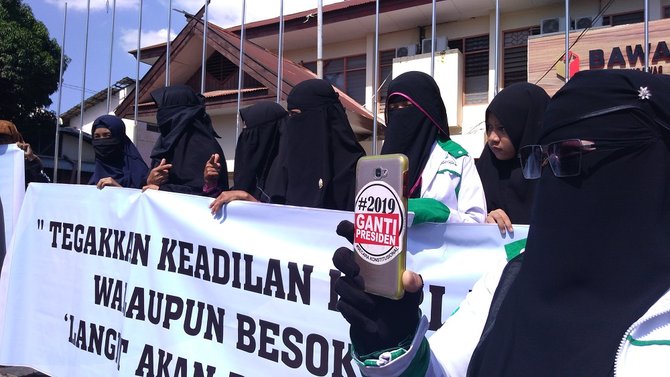 fpi demo di kantor bawaslu makassar