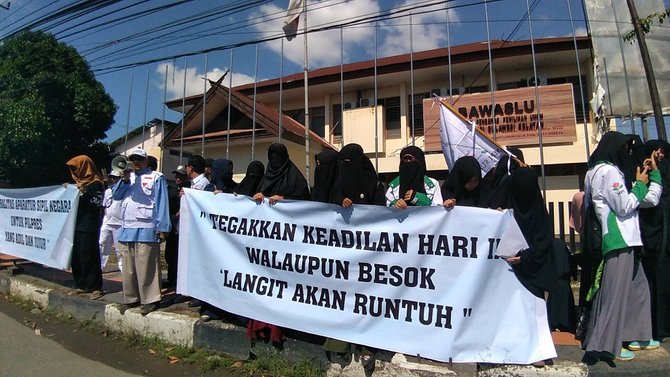 fpi demo di kantor bawaslu makassar