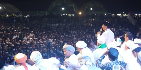 Hadiri Haul Akbar di Madura, Prabowo Klaim Sejak Muda Sudah Dekat Ulama