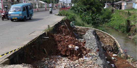 Tak Kunjung Diperbaiki, Jalan Ambles di Depok Ancam Pengguna Jalan