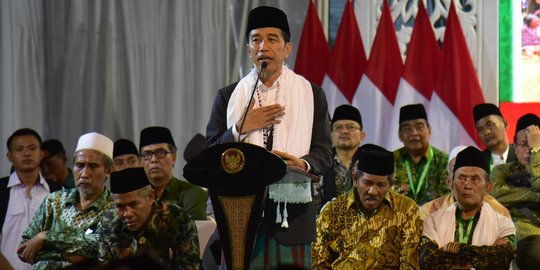 Kenakan Sorban Putih, Jokowi Hadiri Munas PBNU di Banjar