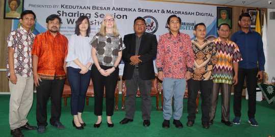 Konsulat Amerika Berbagi Tips Tangkal Hoaks di Media Sosial