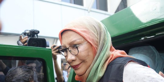 Ratna Sarumpaet Acungkan 2 Jari Saat Duduk di Kursi Pesakitan Pengadilan