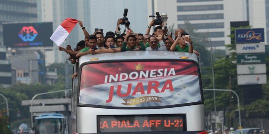 Arak-arakan Timnas U-22 Bersama Trofi Piala AFF 2019