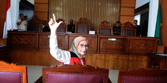 Ratna Sarumpaet Acungkan Dua Jari di Sidang Perdana