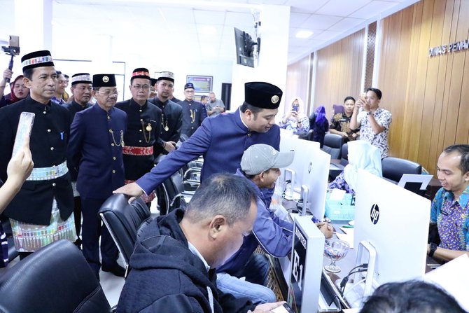 wali kota tangerang arief r wismansyah didampingi wakilnya sachrudin mengecek pelayanan di mall pelayanan publik kota tangerang