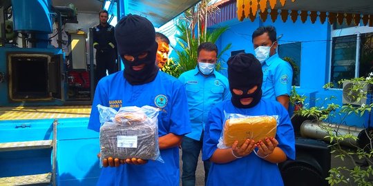 Suami Istri di Pekanbaru Sembunyikan 9,8 Kg Ganja di Tumpukan Durian