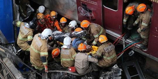 Penyelamatan Dramatis Korban Tabrakan 2 Kereta di Brasil