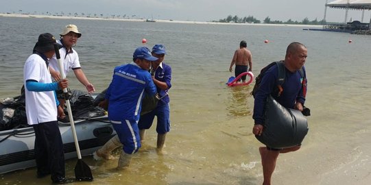 Libatkan Masyarakat, TNI AL Bersih-Bersih Sampah di Pantai Ancol