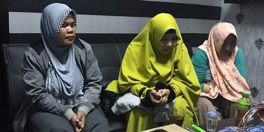 Berlinang Air Mata, Ibu Penyebar Kampanye Hitam Jokowi Minta Maaf Ulah Anak